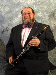 Rick Winer holding clarinet_320x429